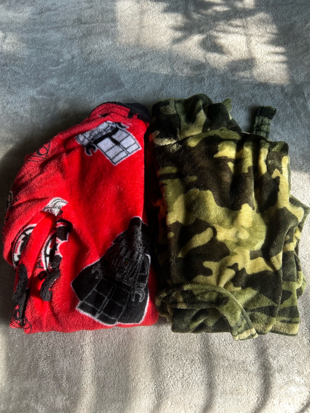Kids Plush Hooded Blanket - Red & Green Camo